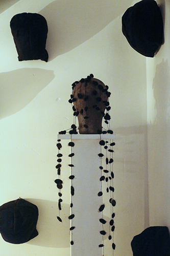 UNOS NEGRITOS. Installation (work in progress). Cloth, wool filling, hair, string and wooden mold. Variable sizes. 2014.