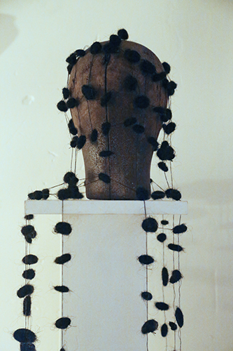 UNOS NEGRITOS. Installation (work in progress). Cloth, wool filling, hair, string and wooden mold. Variable sizes. 2014.