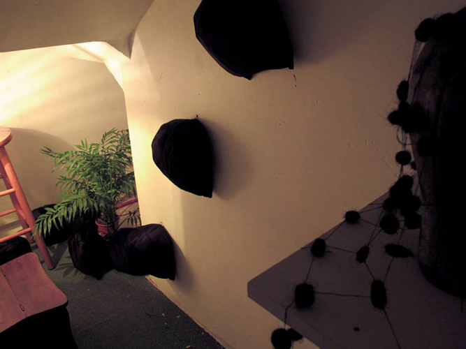 UNOS NEGRITOS. Installation (work in progress). Cloth, wool filling, hair, string and wooden mold. Variable sizes. 2014.