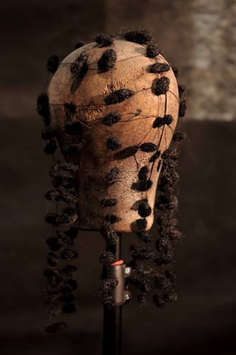 UNOS NEGRITOS. Installation (work in progress). Cloth, wool filling, hair, string and wooden mold. Variable sizes. 2014.