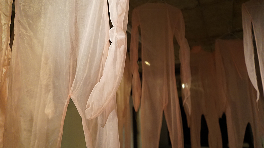 FLOTANTES. Installation, lingerie fabric and wire hangers, variable sizes, 2016.
