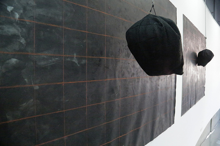 GEODESIA. Acrílico sobre lienzo, pastel graso, lápiz. 132 cm x 96 cm. Objeto: tela, relleno de lana, cadena, ganchos. Medidas variables. 2014.