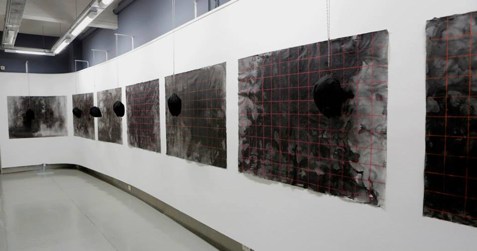 GEODESIA. Acrílico sobre lienzo, pastel graso, lápiz. 132 cm x 96 cm. Objeto: tela, relleno de lana, cadena, ganchos. Medidas variables. 2014.