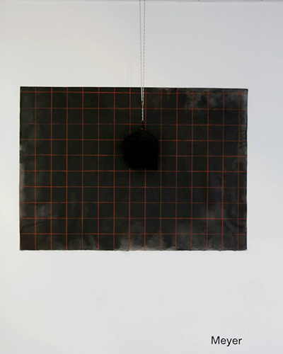 GEODESIA. Acrílico sobre lienzo, pastel graso, lápiz. 132 cm x 96 cm. Objeto: tela, relleno de lana, cadena, ganchos. Medidas variables. 2014.